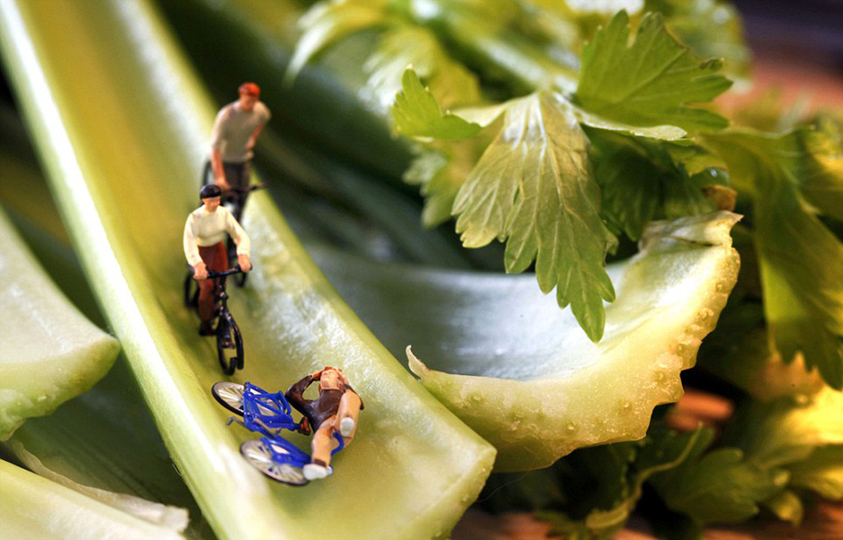 在这个场景中，麦考密克使用芹菜代替丛林，供探险家们探索。（网页截图）