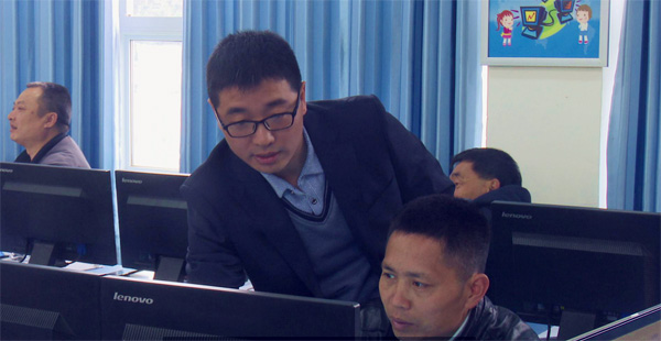 图片默认标题_fororder_授课教师在指导村干部