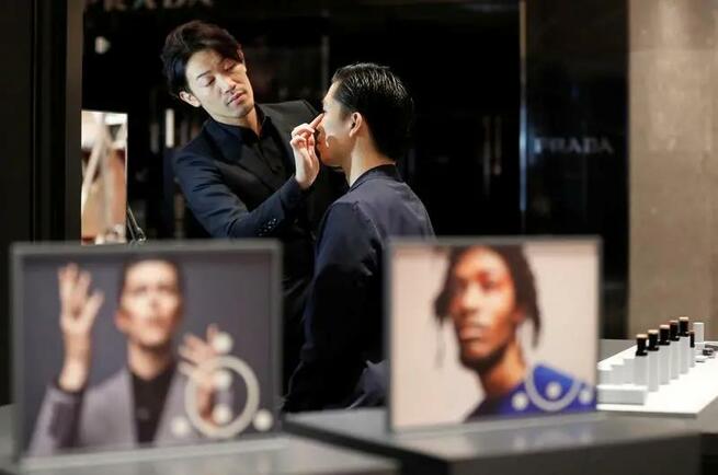 「スニーカーヘッズ」から「メンズコスメ」まで―「男子経済」が台頭