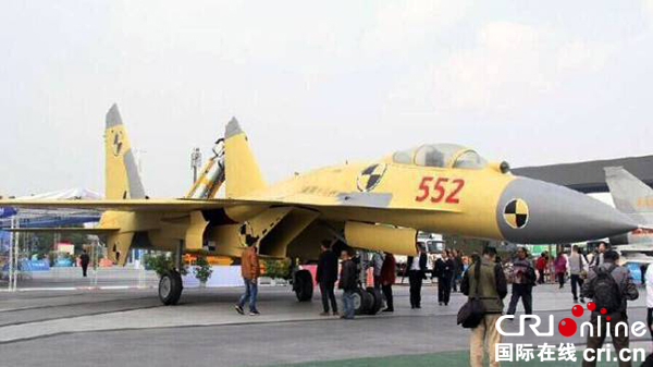 图片默认标题_fororder_将要展出的战斗机（绵阳博览事务局供图）
