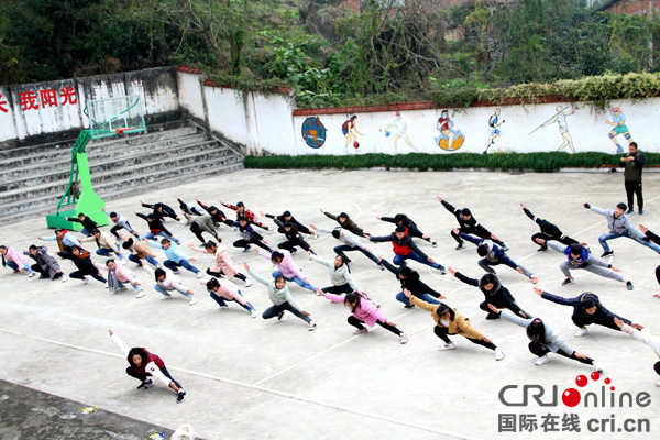 图片默认标题_fororder_新安中学周丽娟（前）给学生们上武术课--（摄影-高学兵）