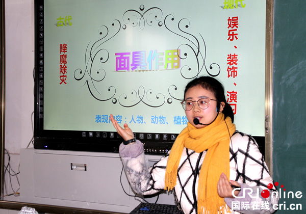 图片默认标题_fororder_锦屏中学刘静对美术《面具制作》作示范讲解--（摄影-高学兵）