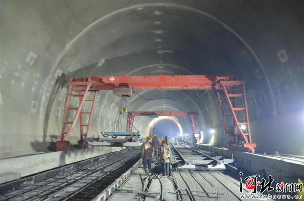 崇礼铁路最长低瓦斯隧道道床板开建