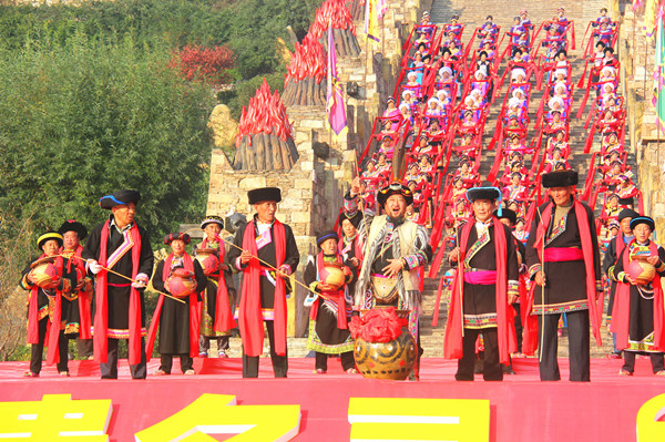 四川茂县羌族同胞齐聚中国古羌城 载歌载舞庆羌年