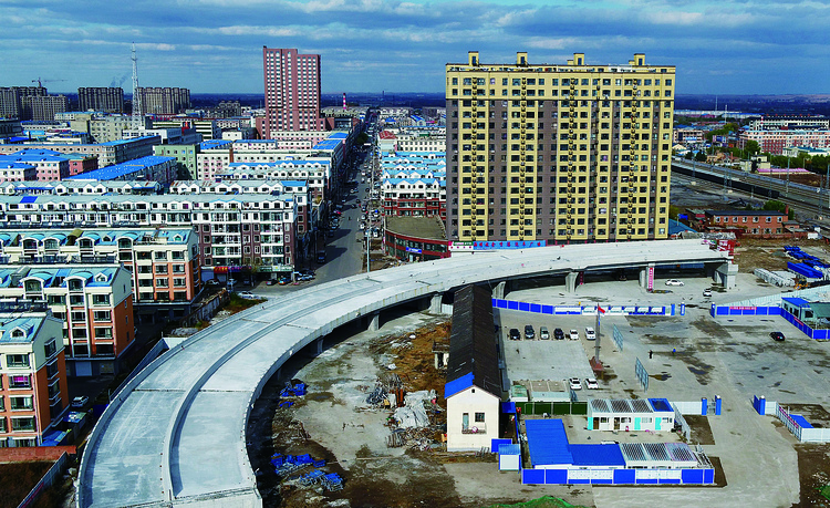 德惠市惠新路公铁立交桥正在施工.