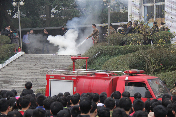 图片默认标题_fororder_消防员示范灭火