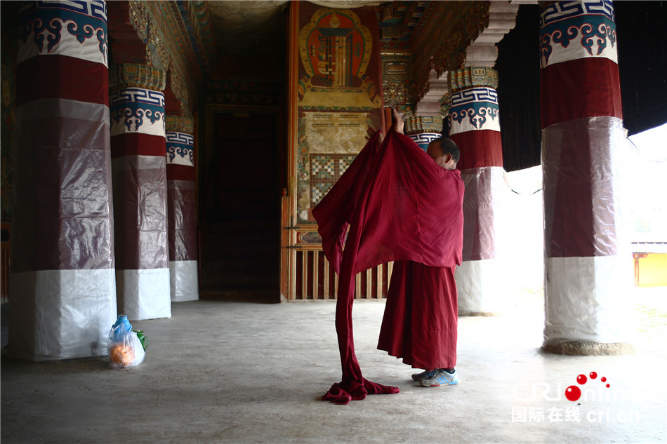 藏傳佛教弟子是一家 青海佑寧寺僧人在哲蚌寺禮佛