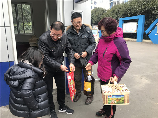 图片默认标题_fororder_走访慰问退休教师（成都市龙泉驿区航天小学-供图）