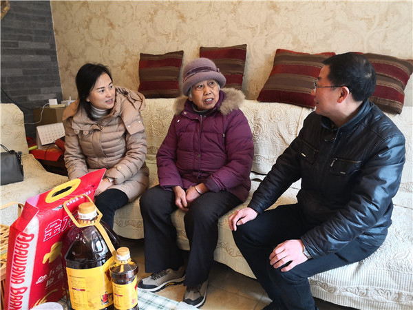 图片默认标题_fororder_走访慰问退休教师（成都市龙泉驿区航天小学-供图）2