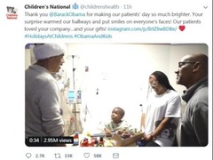 奥巴马戴圣诞老人帽访儿童医院 探望患病儿童