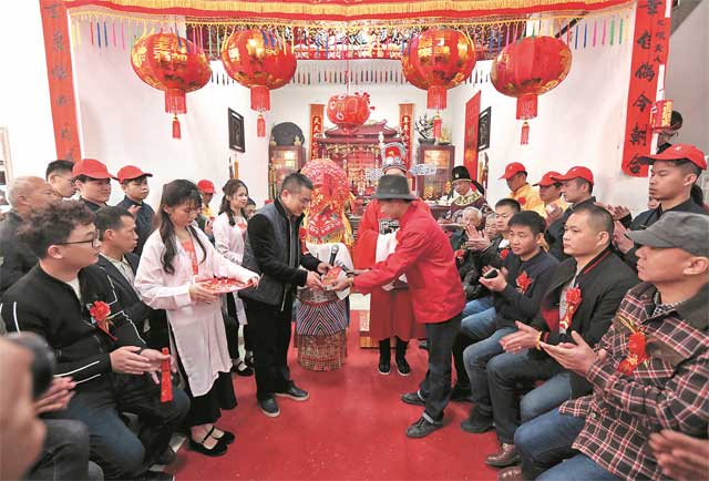 【泉州】【移动版】【Chinanews带图】南安村民为儿操办传统汉式婚礼 捐善款邻里点赞