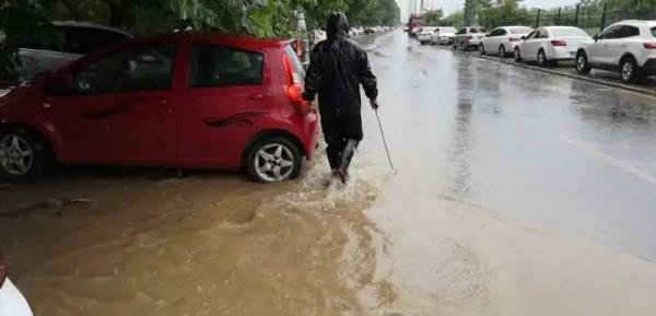 当车主遇到泥路、暴雨、塌陷…别急，平安产险查勘员就在急速救援的路上