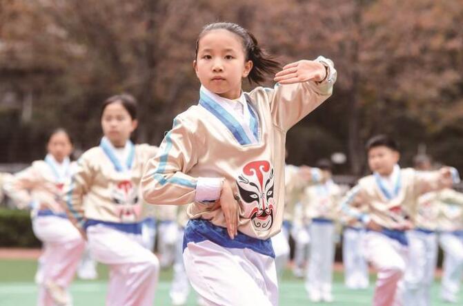 南京一小学学生在操场做京韵操 感受国粹神韵