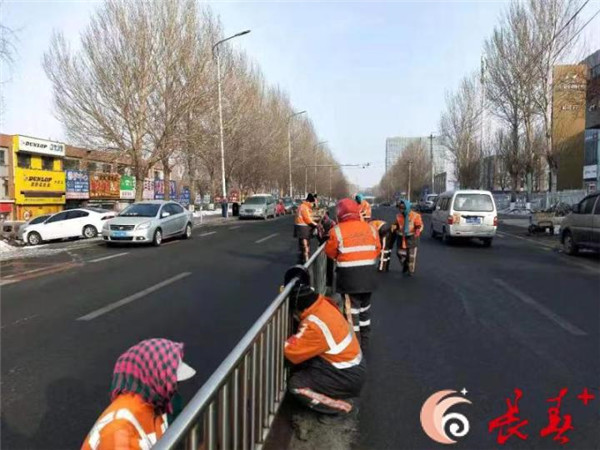 长春汽开区千名环卫工人当好车城环境“消毒师”