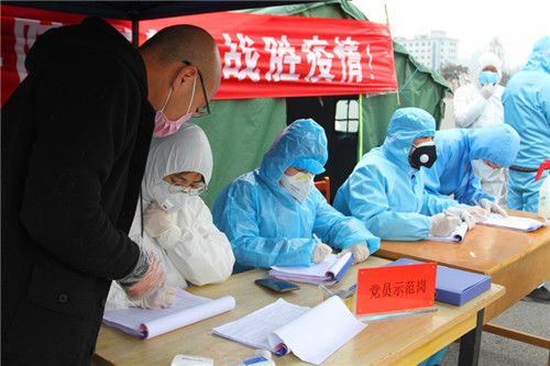 【战“疫”·行动】防控一线的“志愿红” 渭南市志愿者投身疫情防控一线掠影
