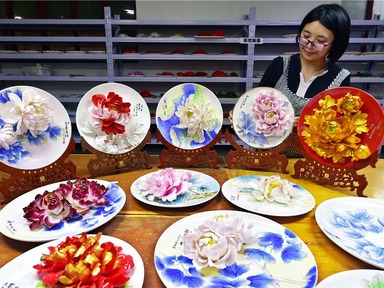 Porcelain peonies shine in Luoyang