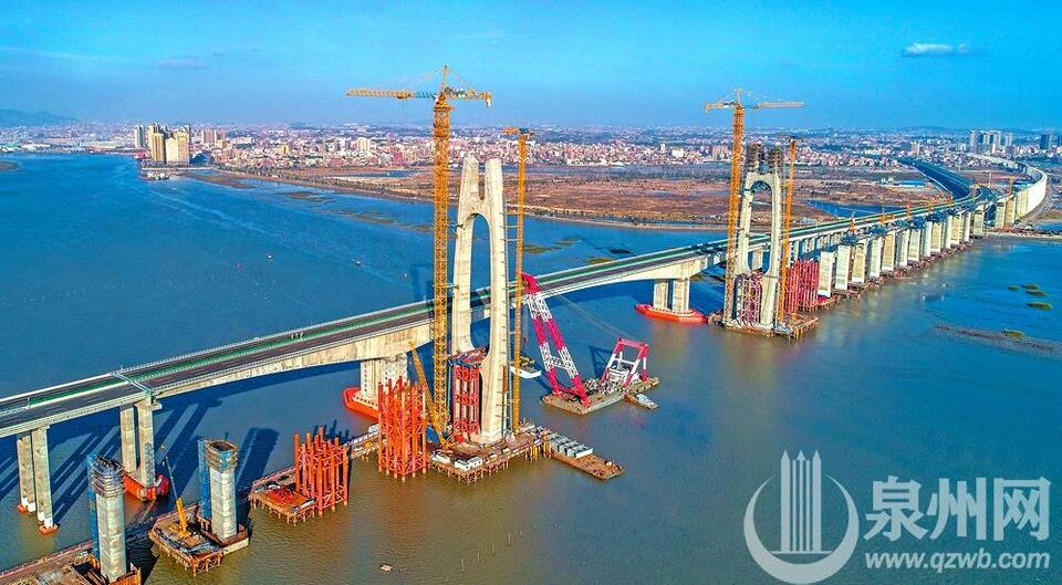福厦客专安海湾特大桥首个钢箱梁成功吊装