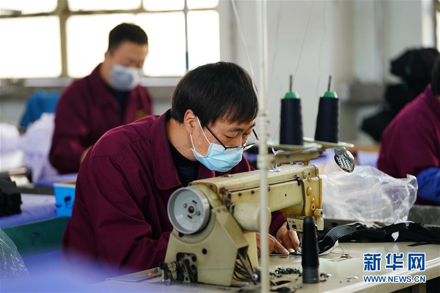 新华网：赶制口罩 保障供应