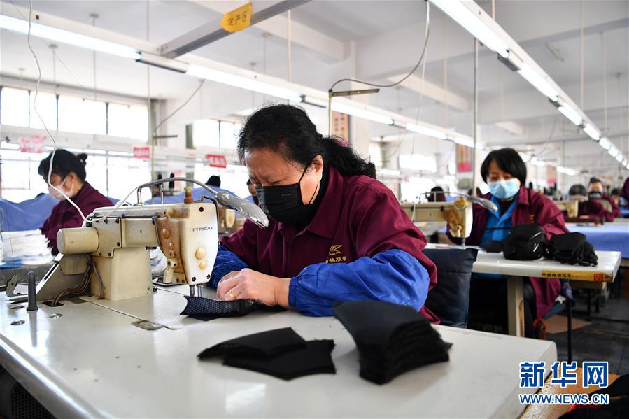 新华网：赶制口罩 保障供应