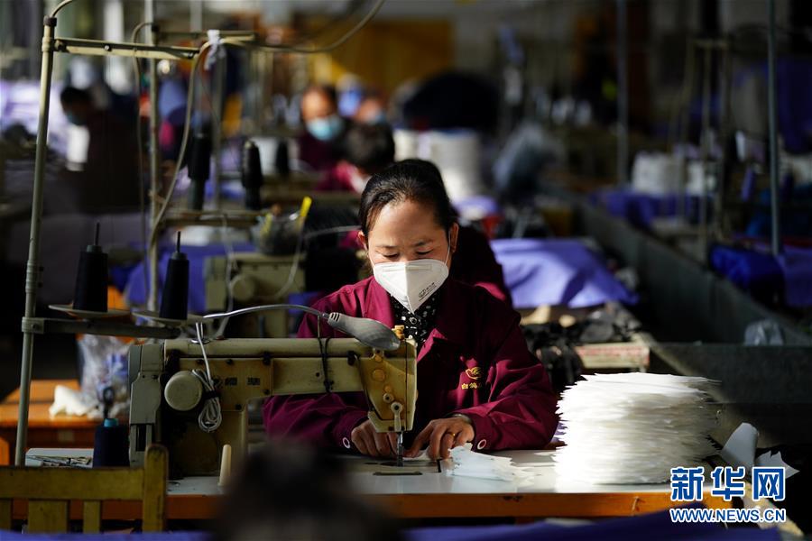新华网：赶制口罩 保障供应