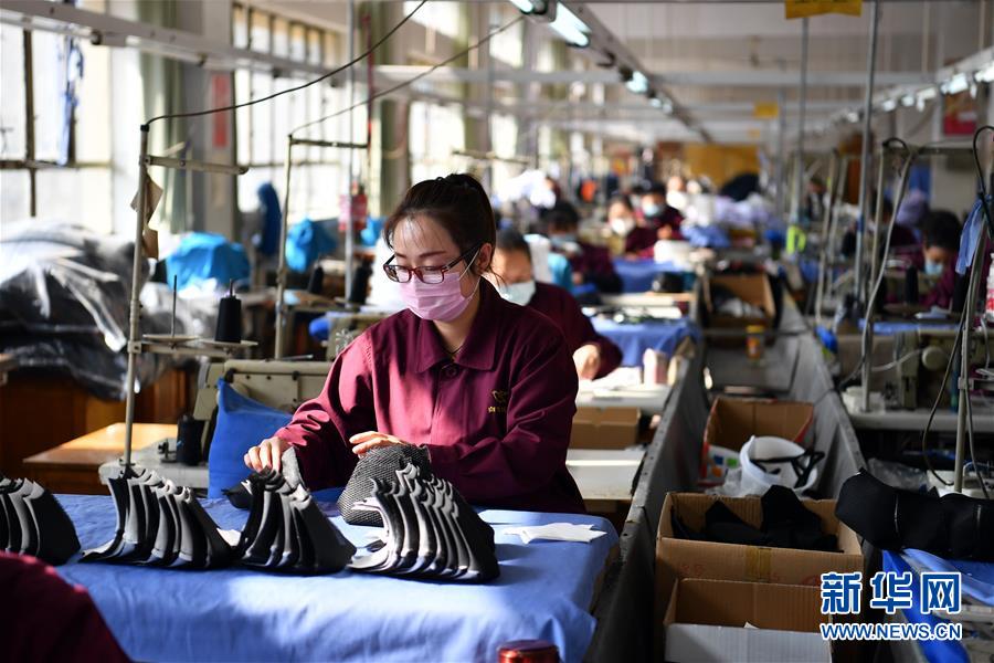 新华网：赶制口罩 保障供应
