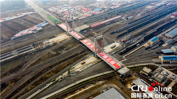 中国跨越铁路线路最多转体斜拉桥合拢