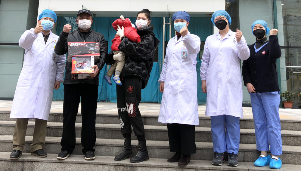 「新华社」牛牛出院啦！1岁重型新冠肺炎宝宝康复出院！