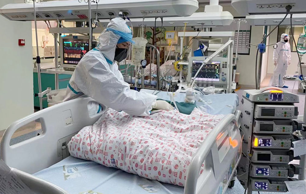 「新华社」牛牛出院啦！1岁重型新冠肺炎宝宝康复出院！