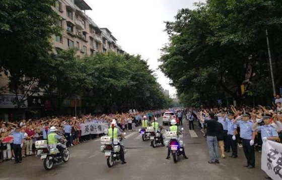 图片默认标题_fororder_十万群众自发涌上街头送英雄_看图王