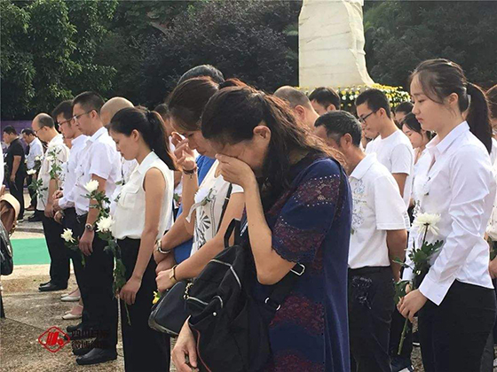 图片默认标题_fororder_群众洒泪相送