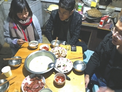 （今日热点2，导航成都，移动端）四川90后夫妻连续四年自驾上千公里 为了回家过年