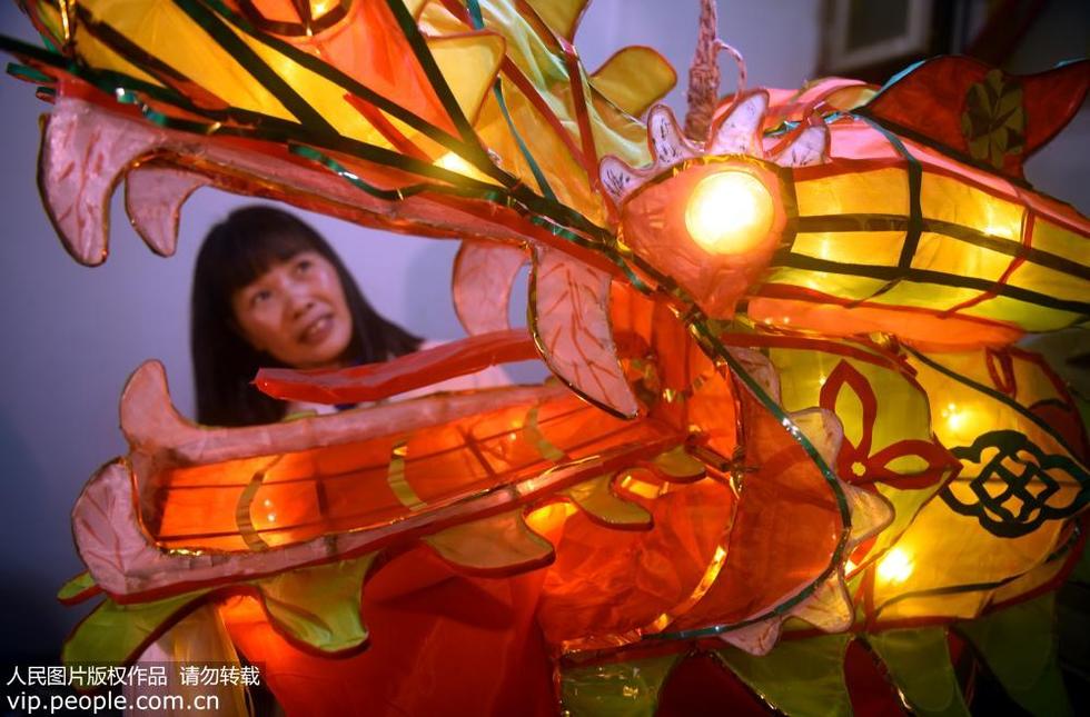 湖南城步:扎制吊龙贺新春 湖南城步:扎制吊龙贺新春