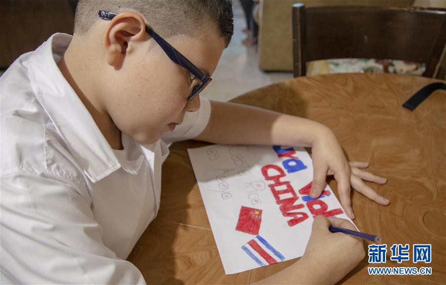 新华网@来自远方的祝福——哥斯达黎加儿童为中国加油