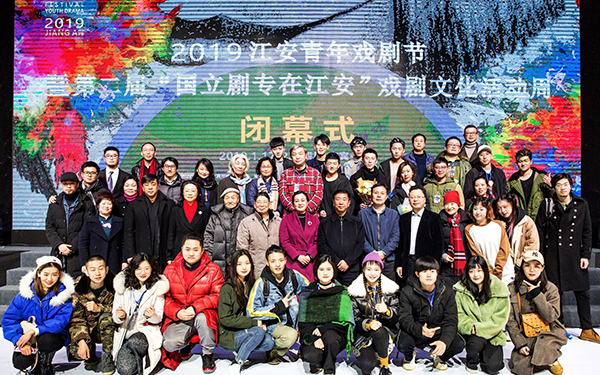 图片默认标题_fororder_出席领导与戏剧节主创人员合影--（摄影-杨铁）