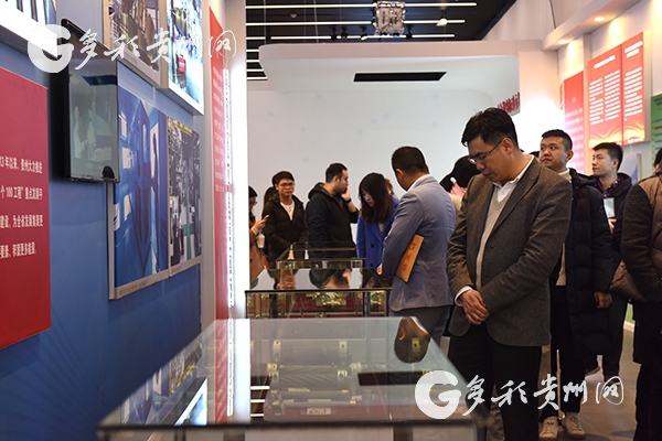 （社会）媒体人眼中的贵州40年：本网员工赴美术馆参观