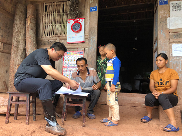 图片默认标题_fororder_谭宇宁（左一）挨家挨户走访