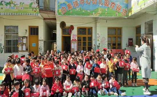 贵州省慈善总会捐赠2397个儿童防护包