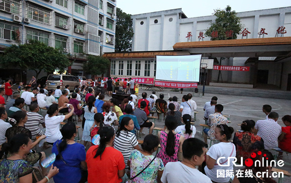 图片默认标题_fororder_群众喜爱的坝坝电影-王松平-拍摄