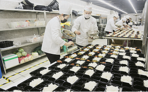 黑河黑龙江温馨食品有限公司为疫情防控一线的医务工作者和执勤人员免费送“爱心快餐”