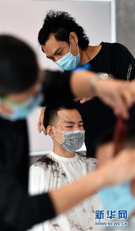 「新华网」理发赴抗“疫”一线