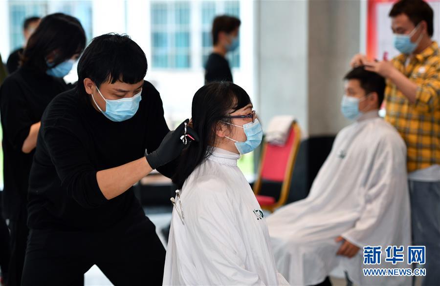 「新华网」理发赴抗“疫”一线