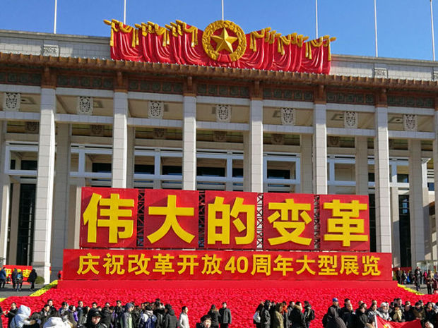 “我们是改革开放的受益者”——国家游泳跳水花游队参观《伟大的变革》