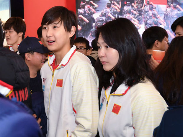 “我们是改革开放的受益者”——国家游泳跳水花游队参观《伟大的变革》