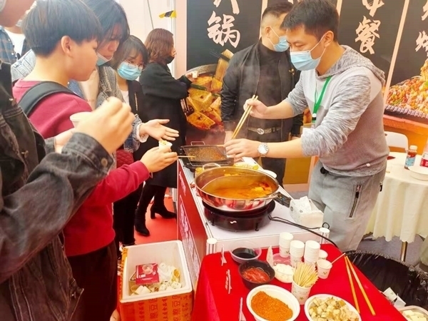 四川首届国际火锅美食文化嘉年华在成都西博城开幕