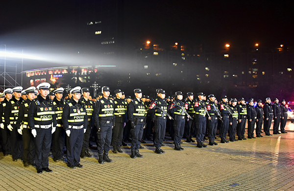 图片默认标题_fororder_“铸盾-嘉州亮剑”第15次集中清查行动启动仪式现场（乐山市公安局--供图）