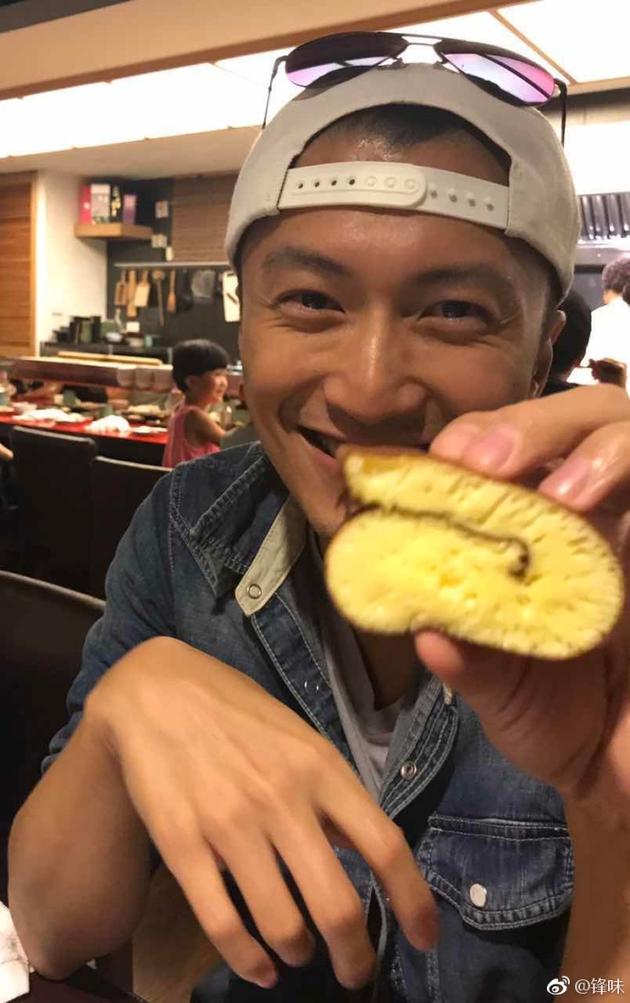 谢霆锋晒出一张自己吃饭的照片 网友:王菲视角