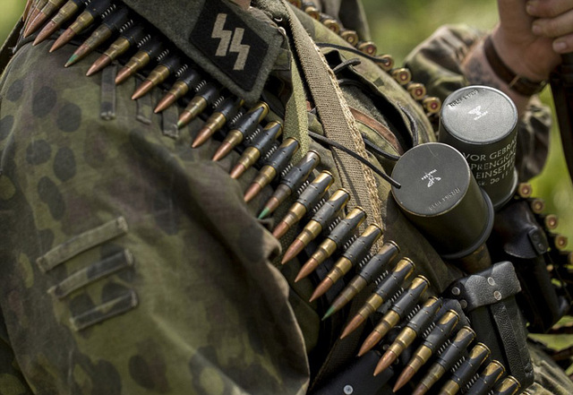 500多名军迷重现诺曼底登陆战场景