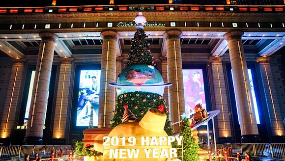超高圣诞树“祝福”巨型蛋糕“空降” 沪上商业地标开启“双旦”模式
