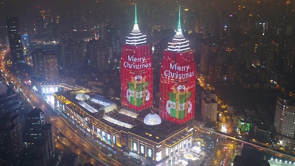超高圣诞树“祝福”巨型蛋糕“空降” 沪上商业地标开启“双旦”模式