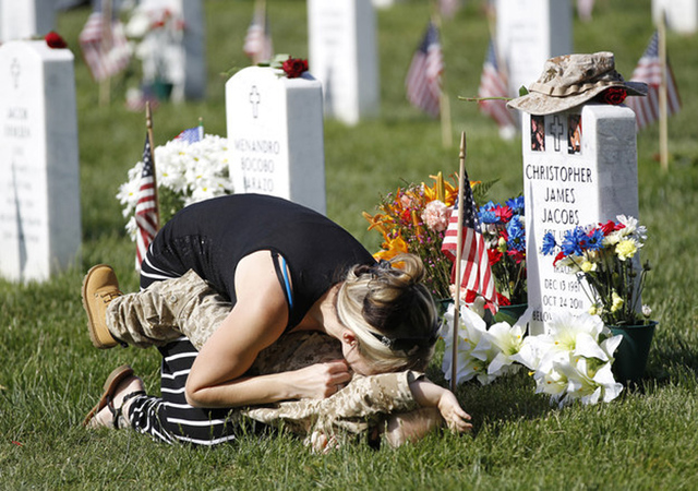 美国阵亡将士纪念日 奥巴马阿灵顿公墓献花